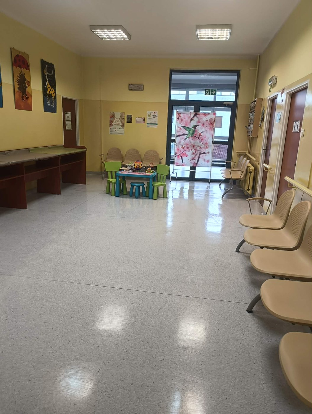Czysta poczekalnia z krzesłami i umytą posadzką